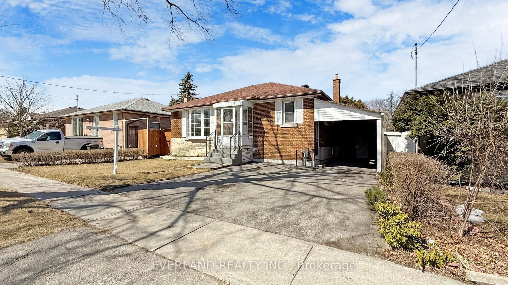 8 Hogan Drive photo 3