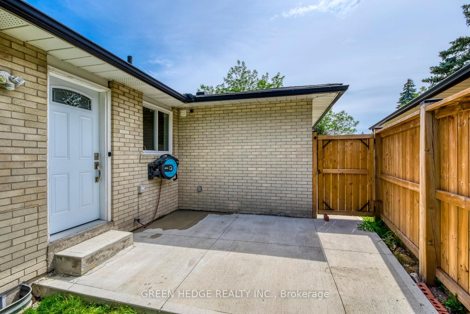 2584 Kinnerton Crescent photo 32