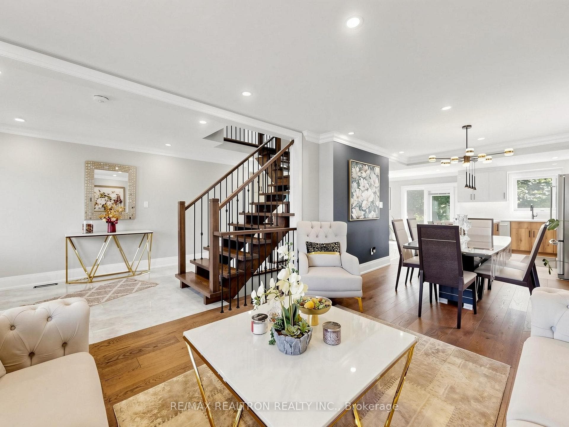 132 Stilecroft Drive photo 4