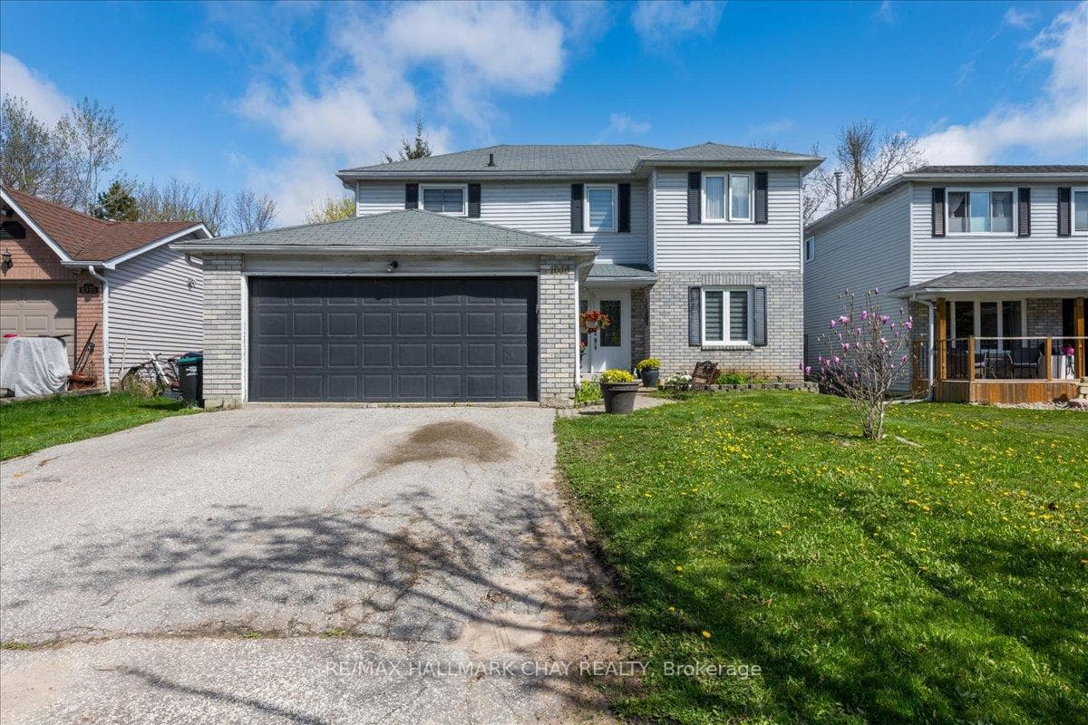 1018 MACLEAN Street photo 1