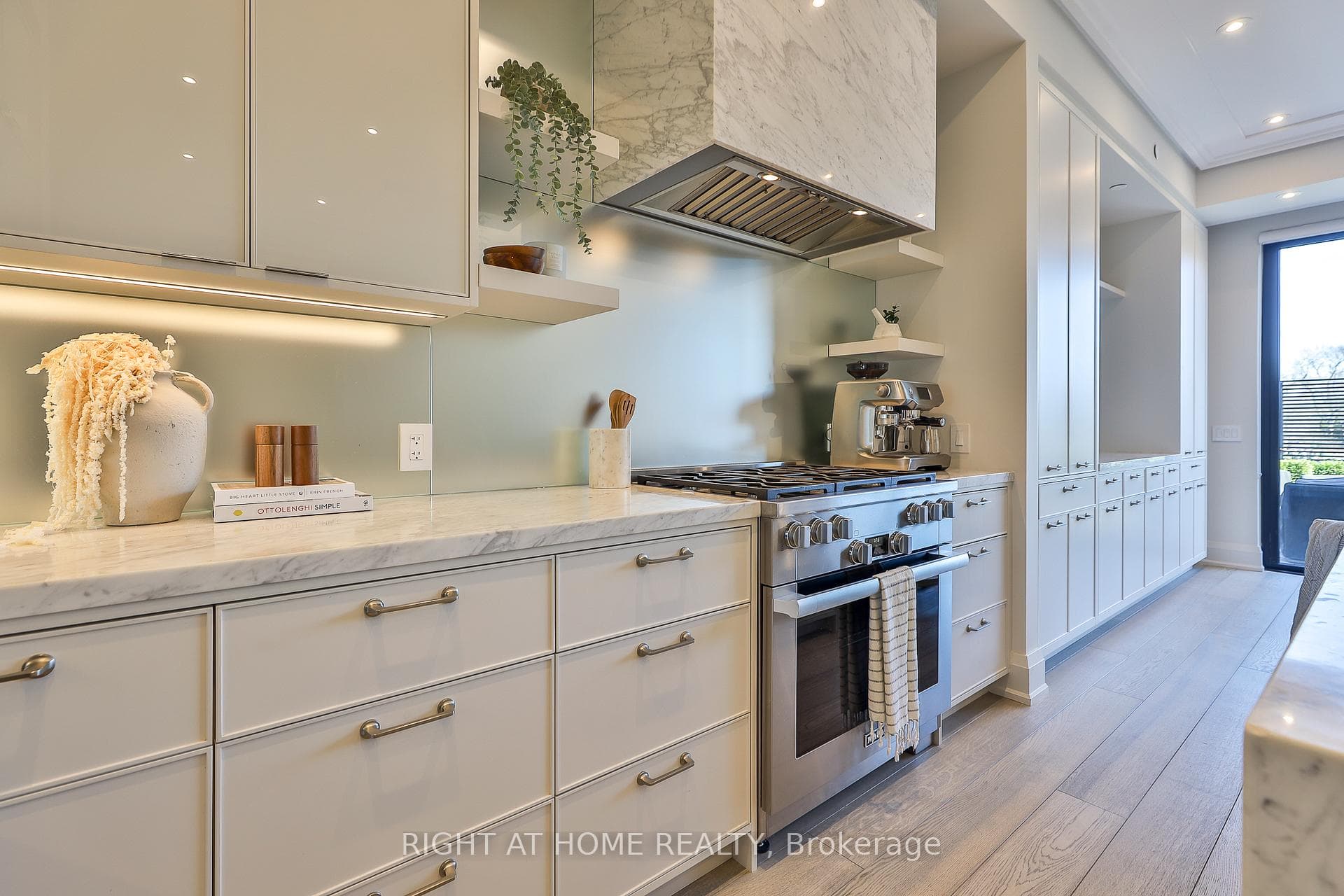 363 Avenue Road photo 7
