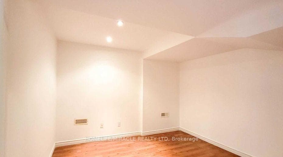 56 Cousins Street Unit Lower photo 10