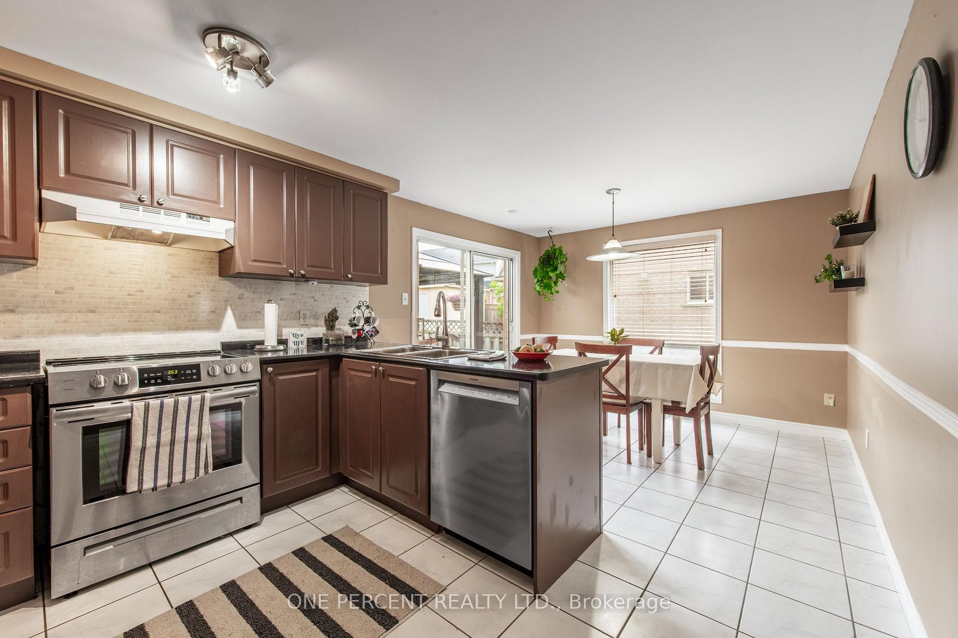 240 Walsh Crescent photo 9