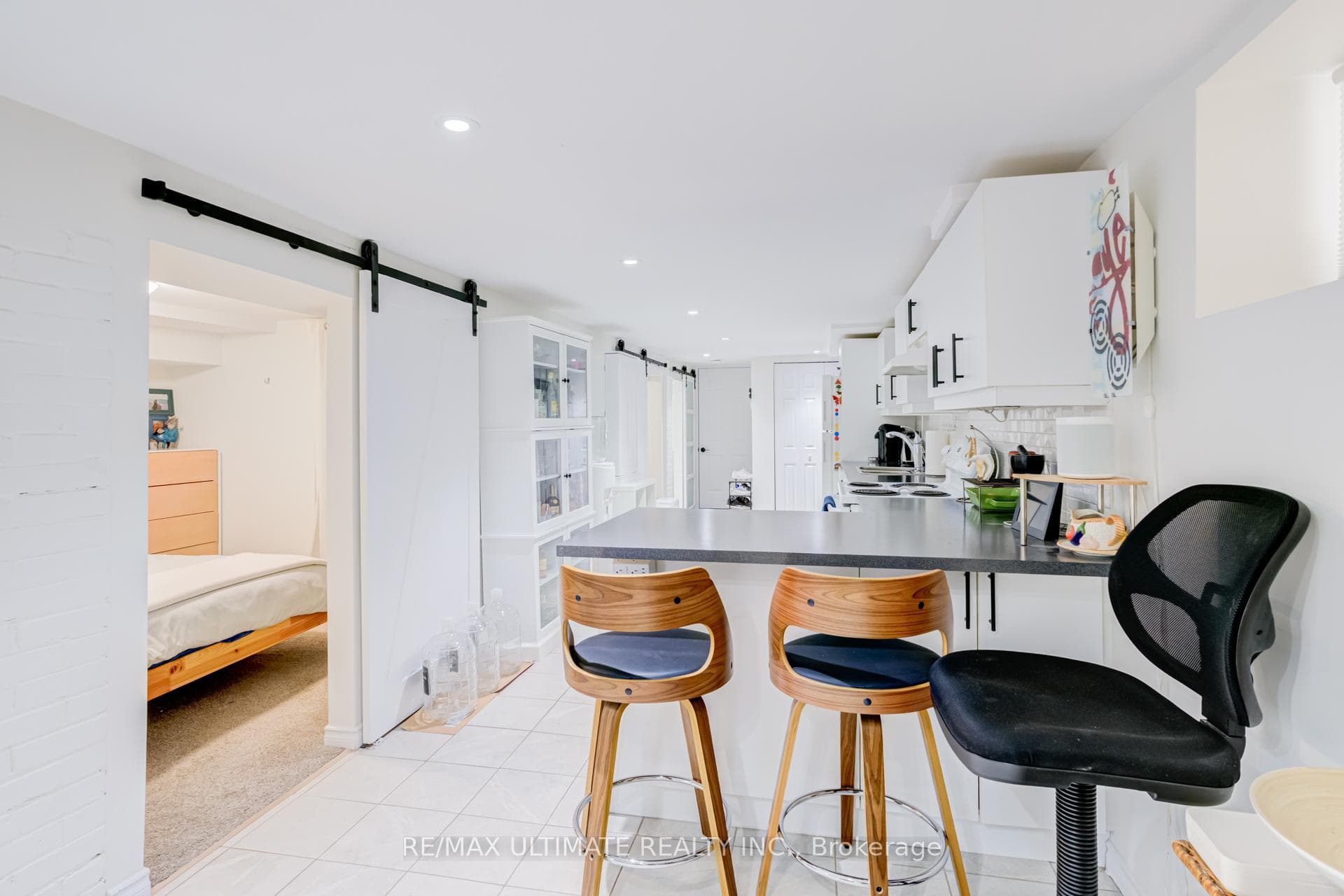 533 Kingston Road photo 11