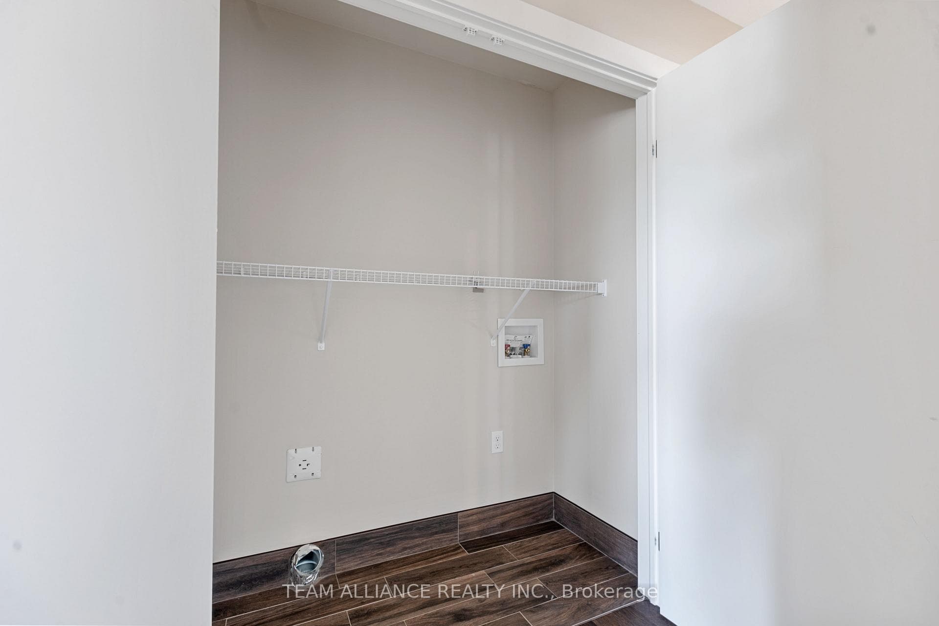 533 SOPHIA Crescent photo 15