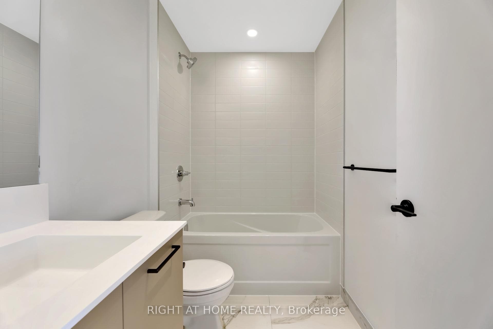 10 LAGERFELD Drive Unit 401 photo 27