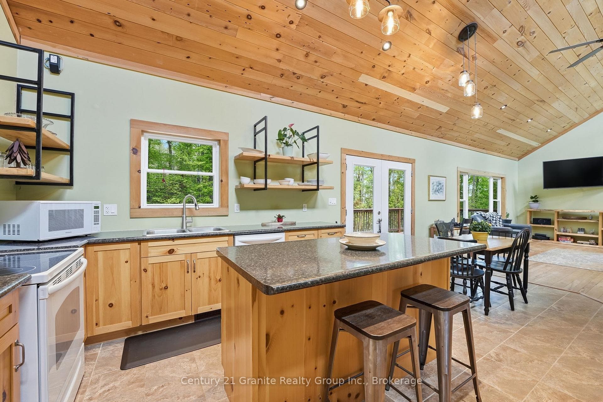 1048 Bacon Road photo 2