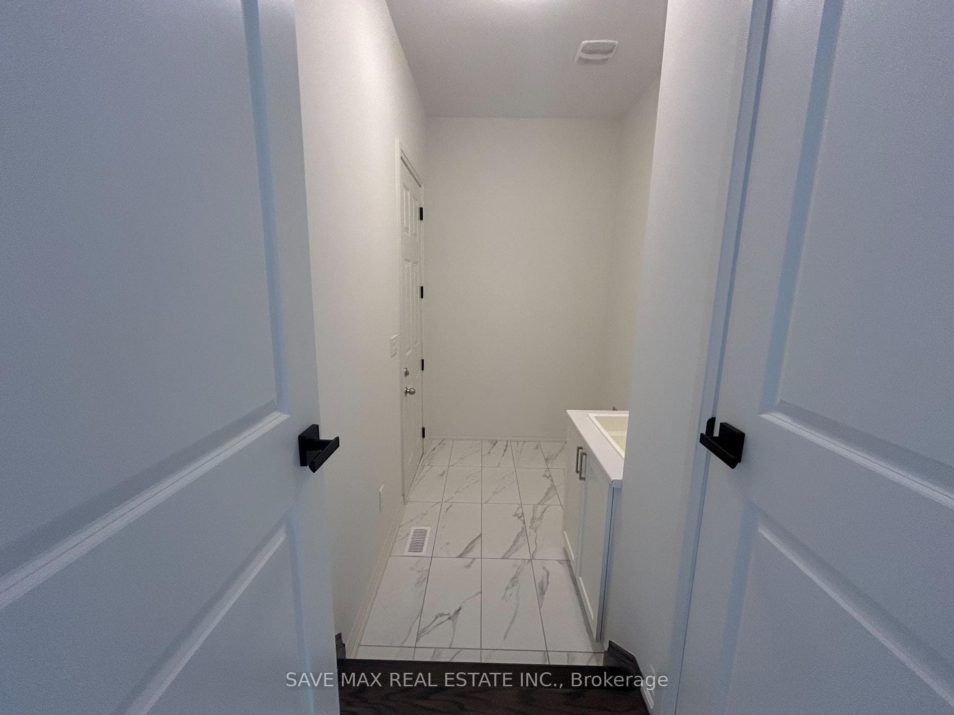 58 Sandhill Crescent photo 4