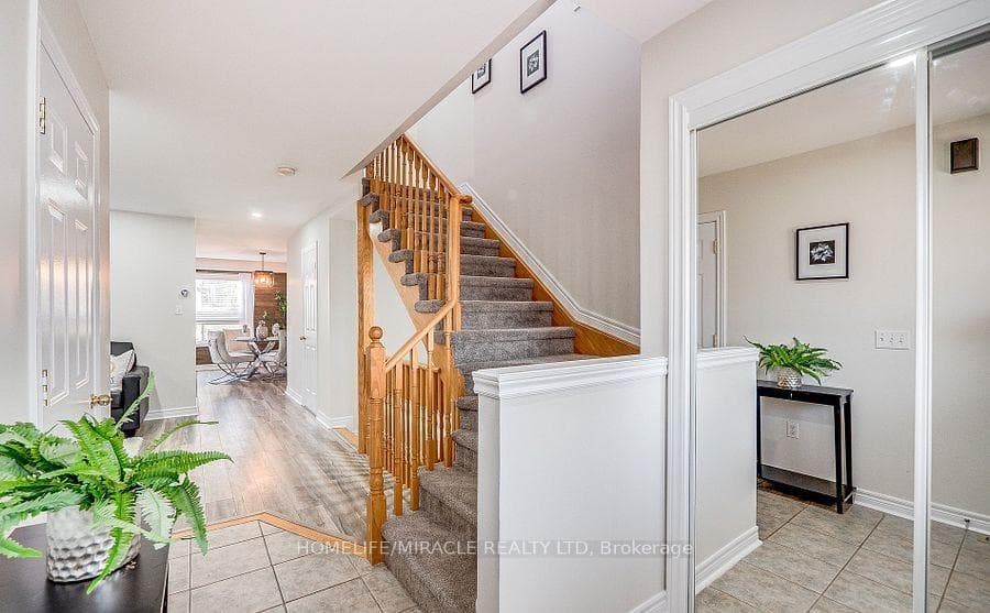 118 Mowat Crescent photo 4
