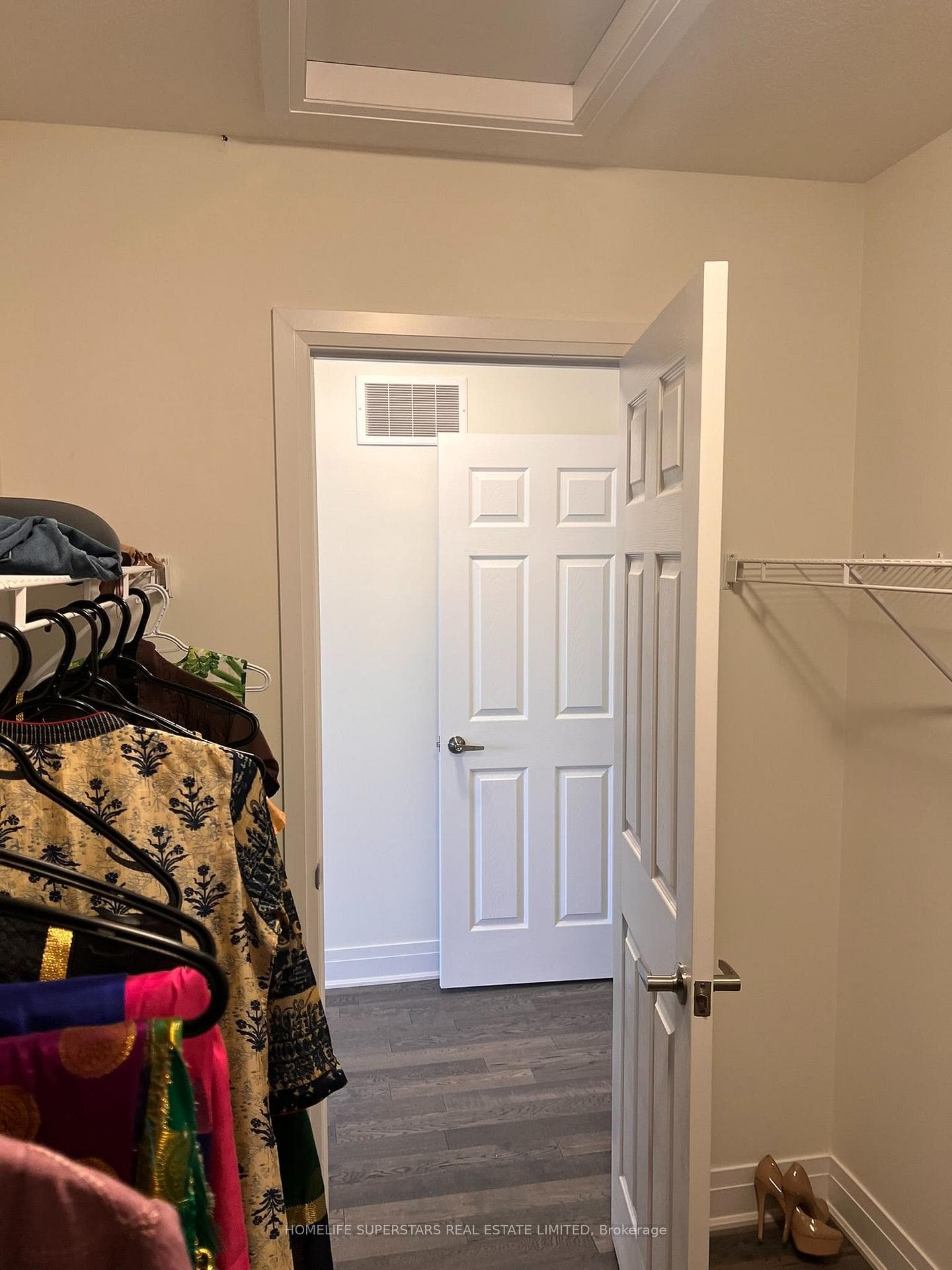 188 AVIRON Crescent photo 33