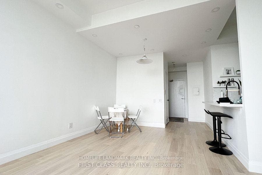 8 Hillcrest Avenue Unit PH301 photo 2