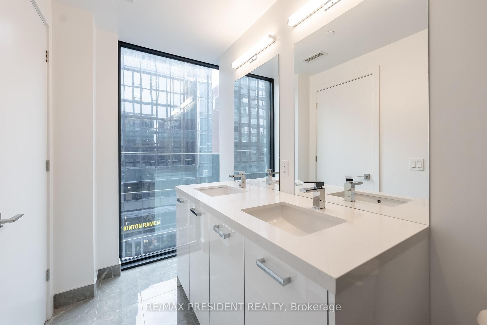 284 King Street Unit 402 photo 17