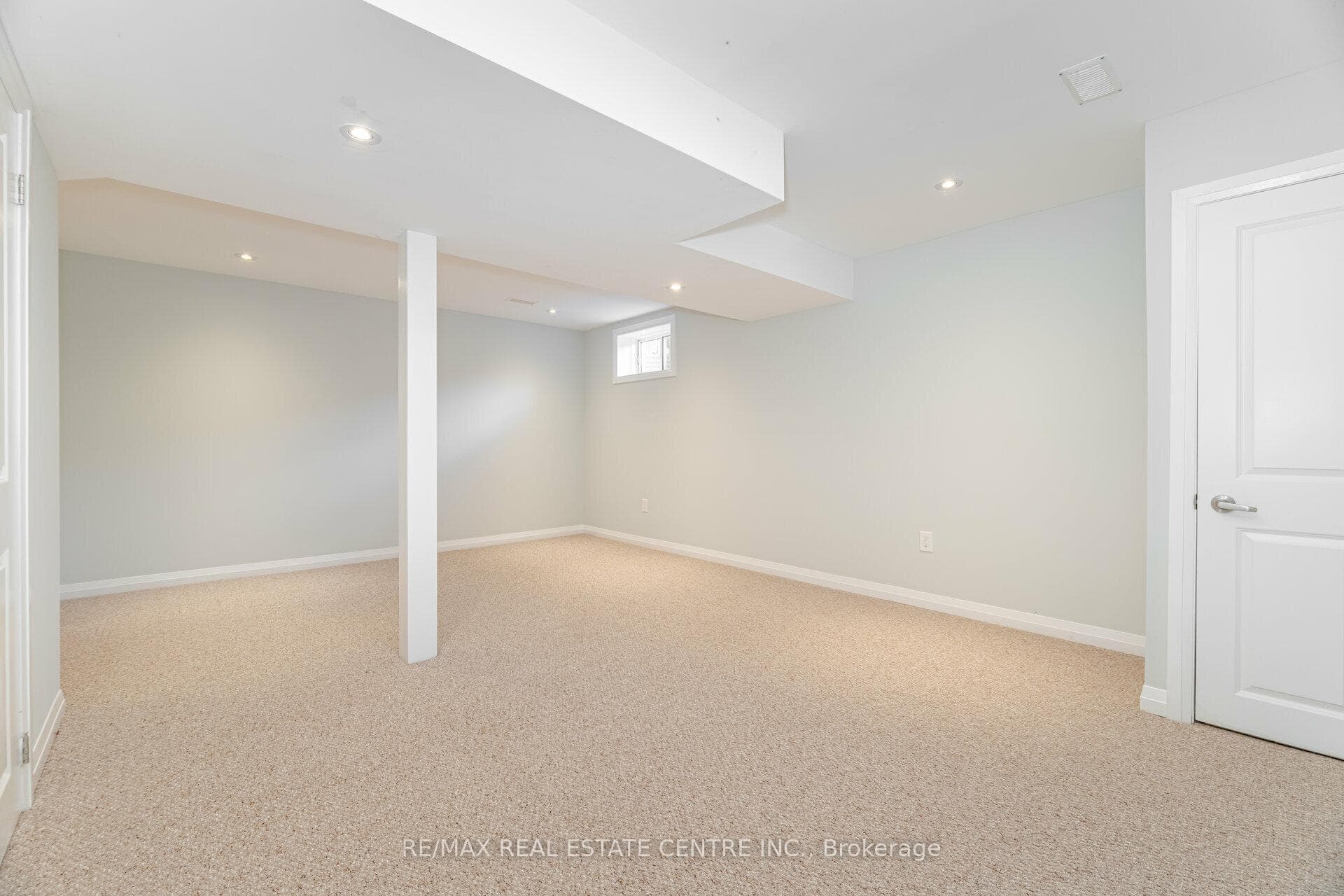735 Banks Crescent photo 33