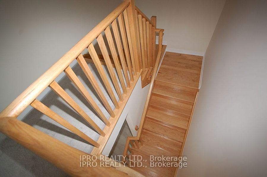 35 Basswood Crescent photo 8