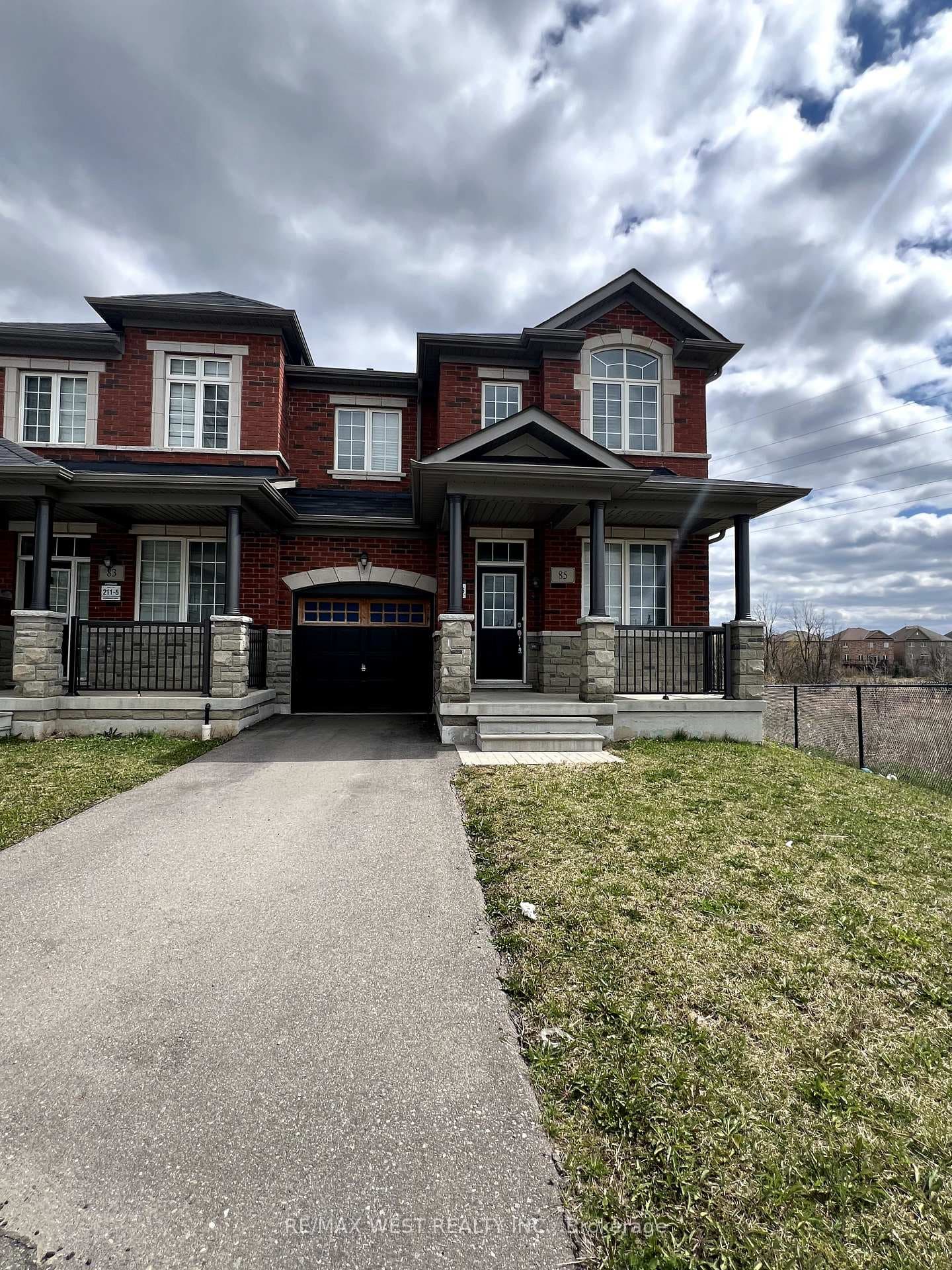85 Riverwalk Drive photo 2