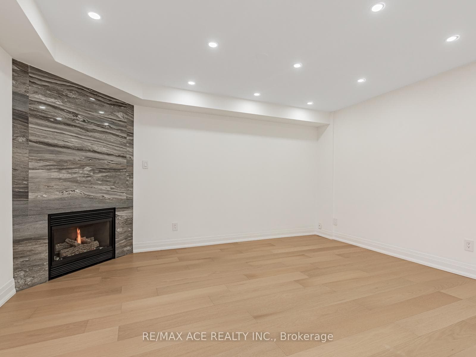 161 Doubtfire Crescent photo 14