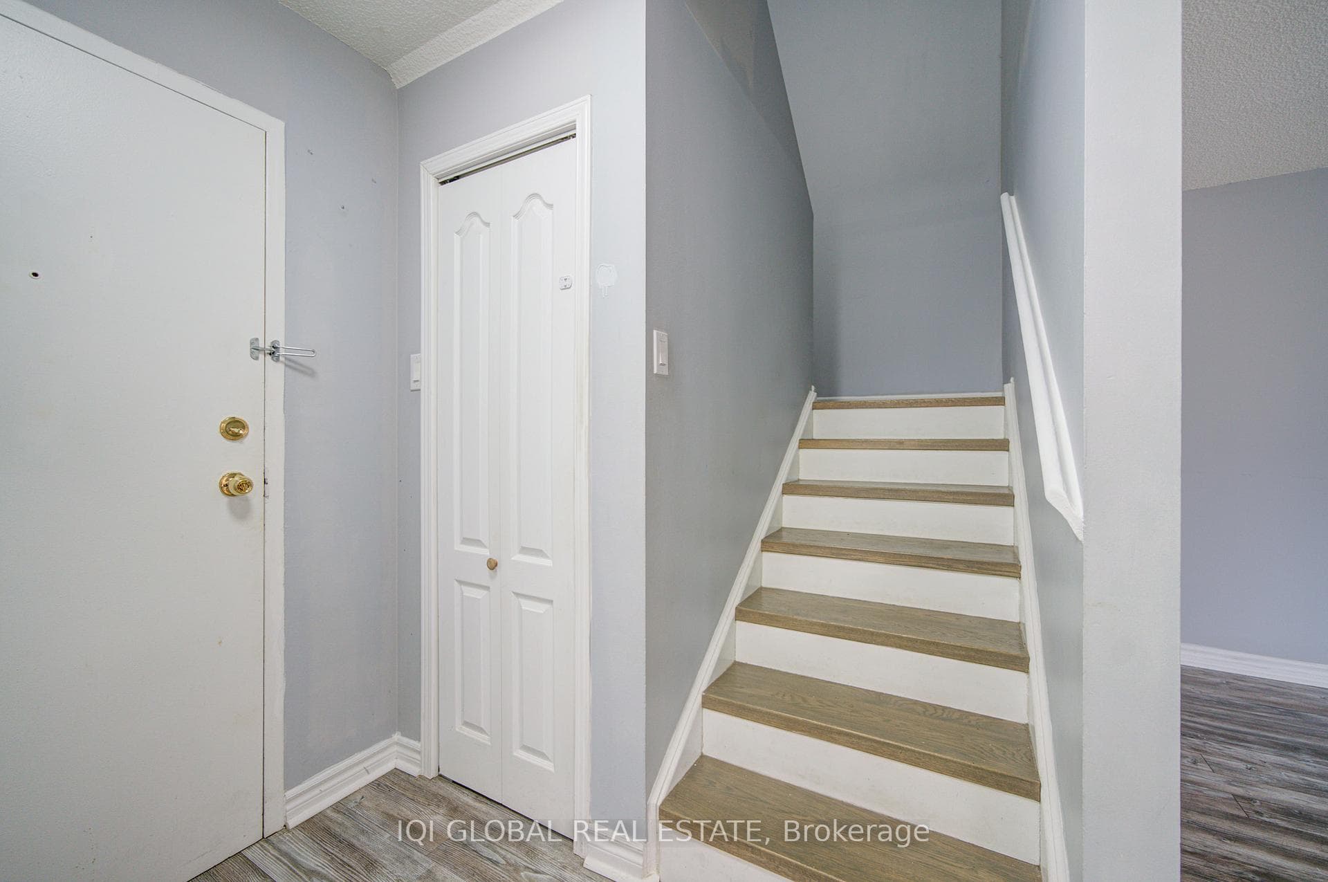 4062 Lawrence Avenue Unit 107 photo 27