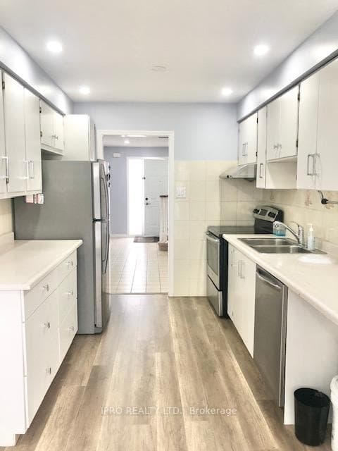 112 Dumfries Avenue photo 4