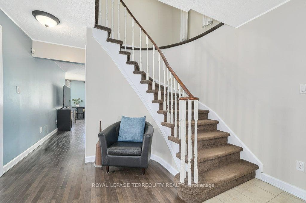 798 Greenbriar Drive photo 3