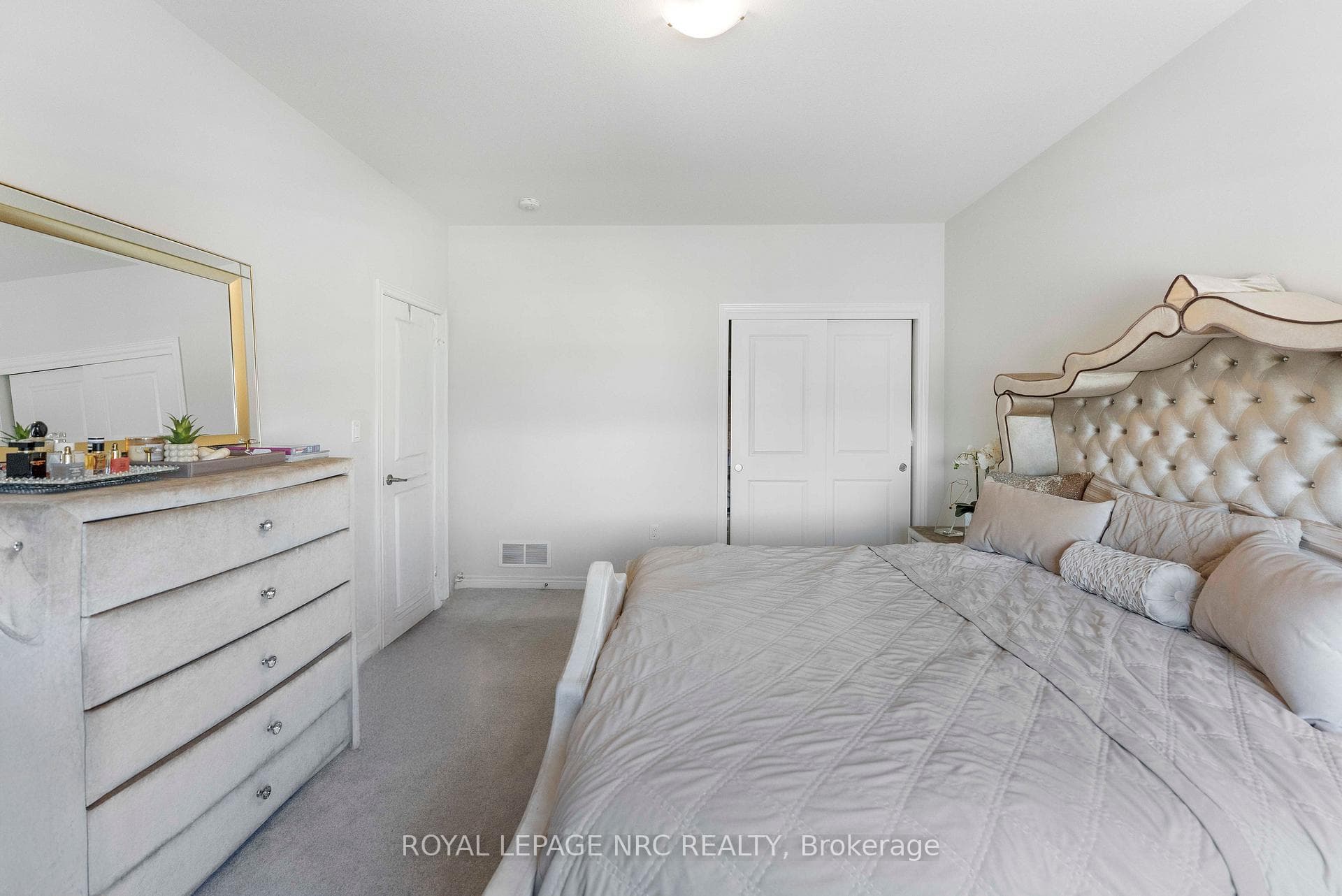 12 Swan Avenue photo 25