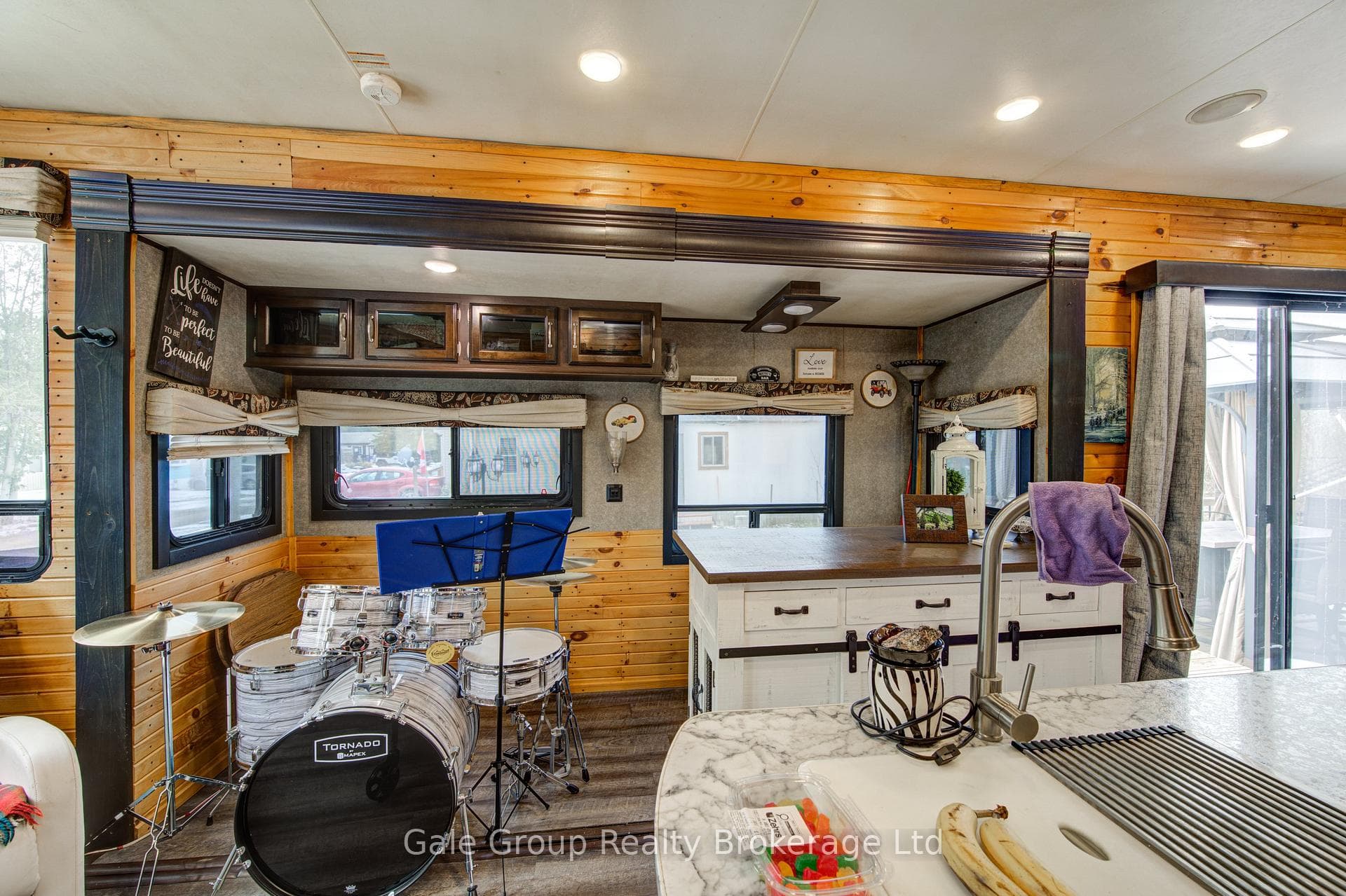 495856 10th Line Unit 92 photo 4
