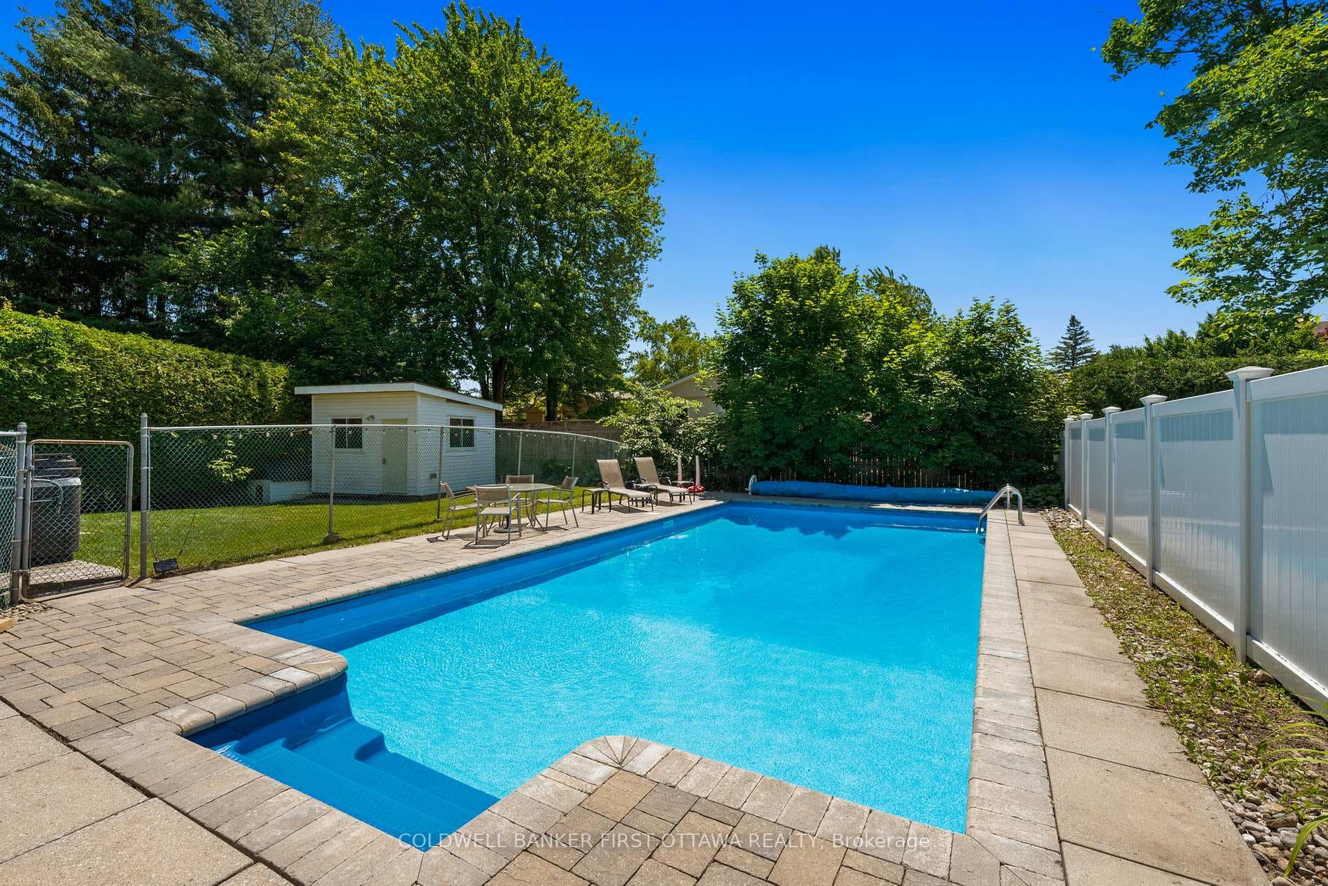 Enjoy your summer days relaxing by the pool!