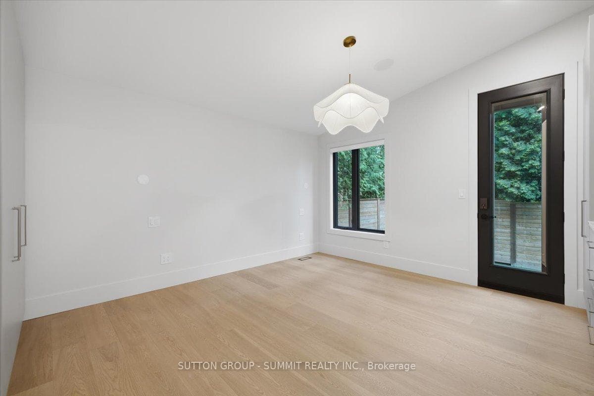 160 Allan Street photo 15