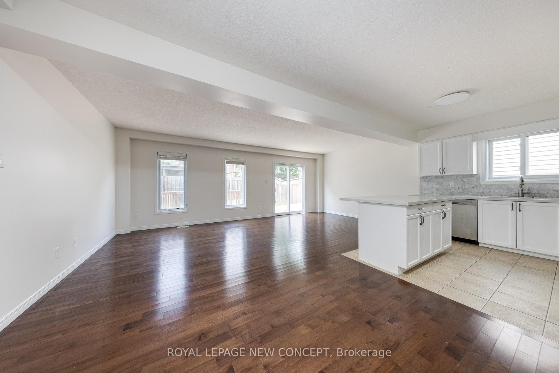572 Violet Street photo 10