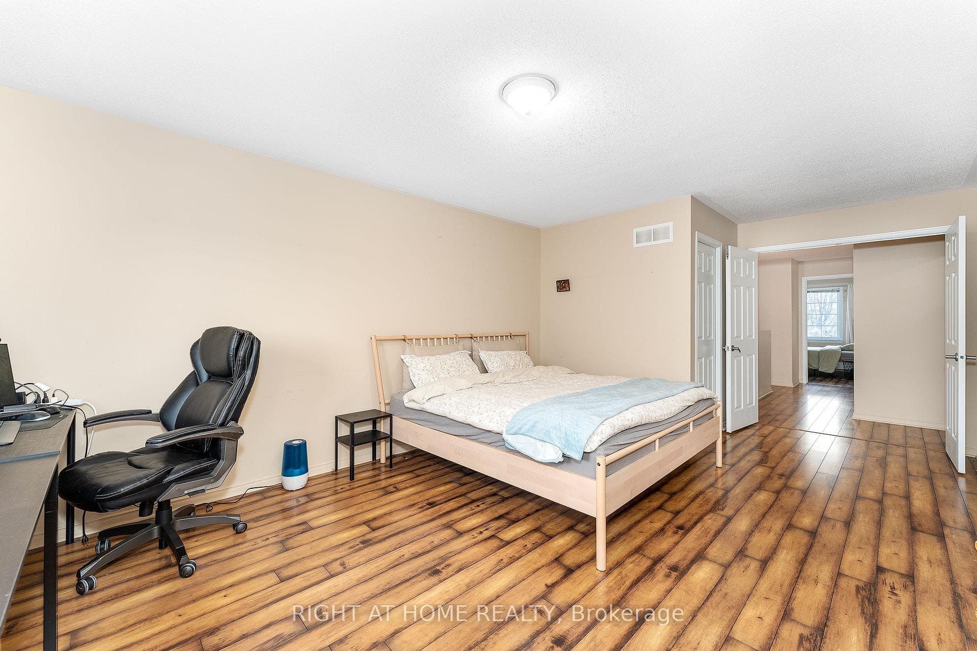 549 Ashbourne Crescent photo 19