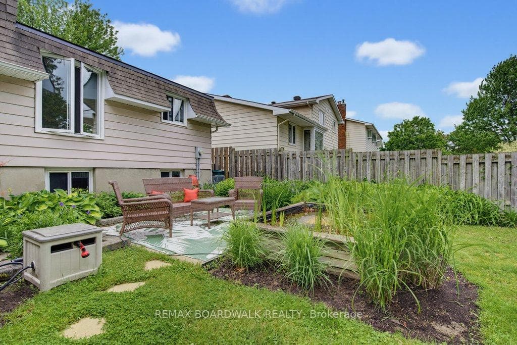 1703 Fieldstone Crescent photo 35