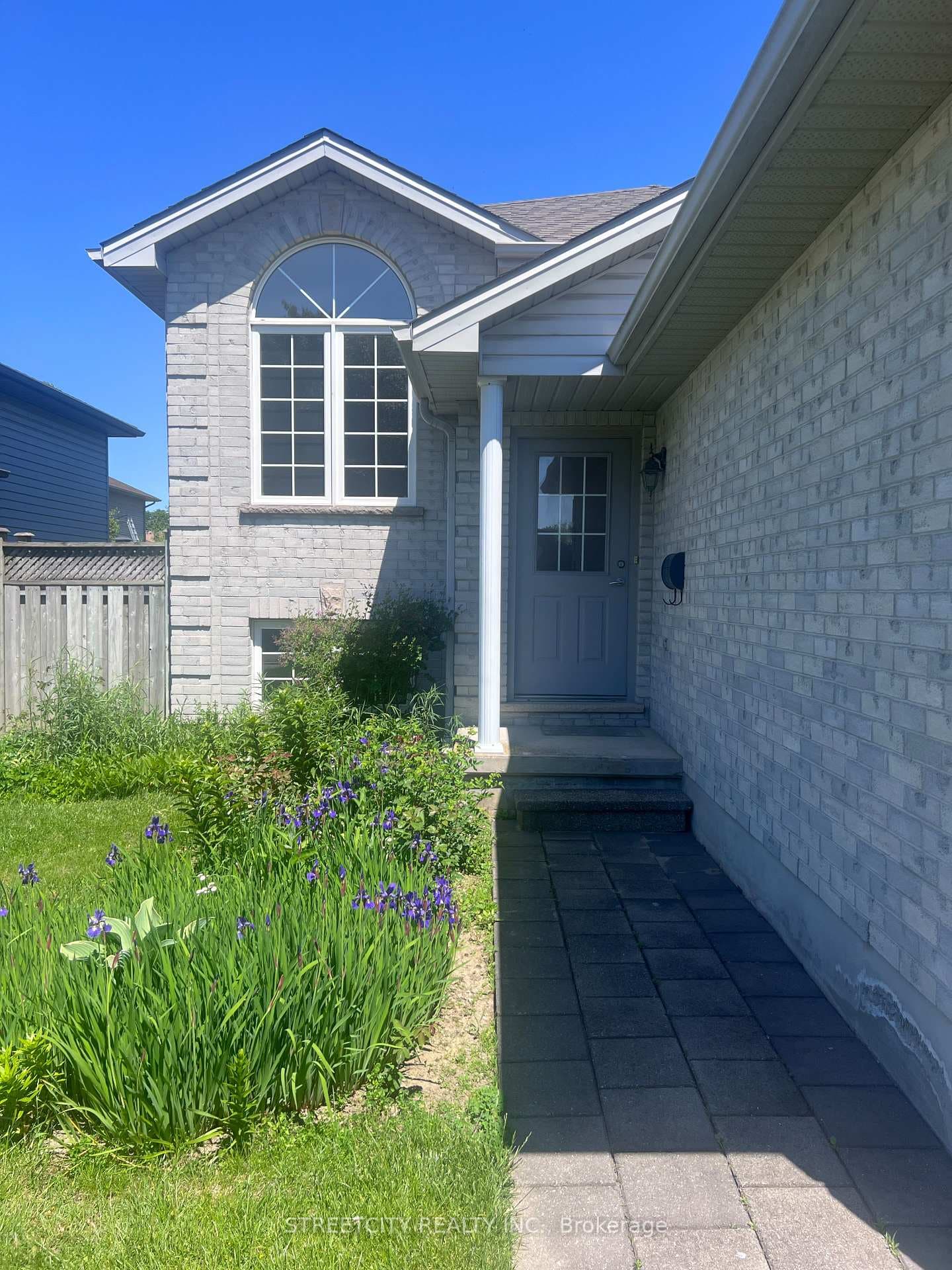 472 Talltree Crescent photo 2
