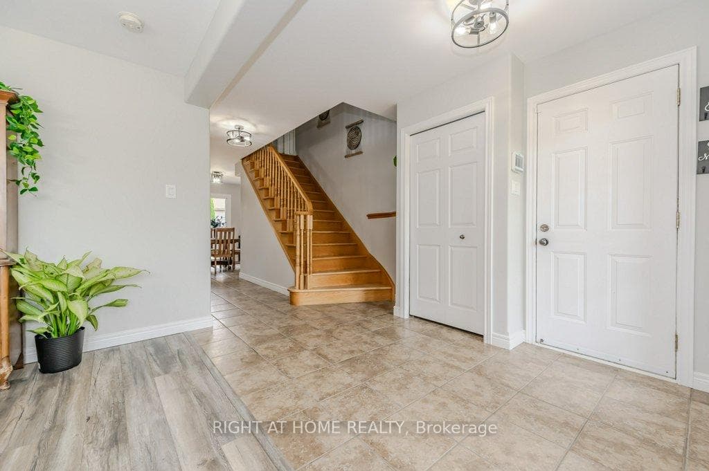210 Dundas Street photo 9