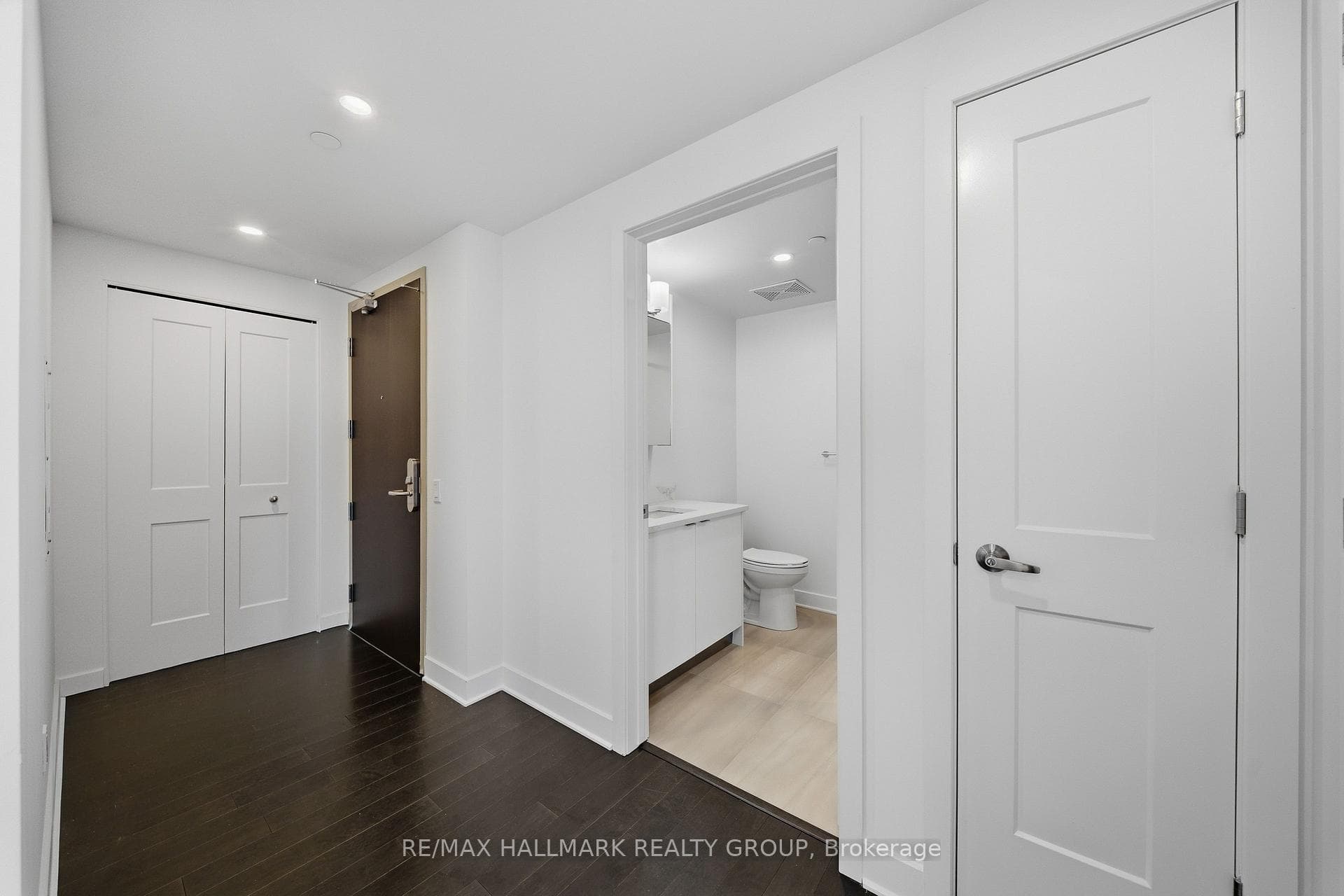 180 George Street Unit 2406 photo 4