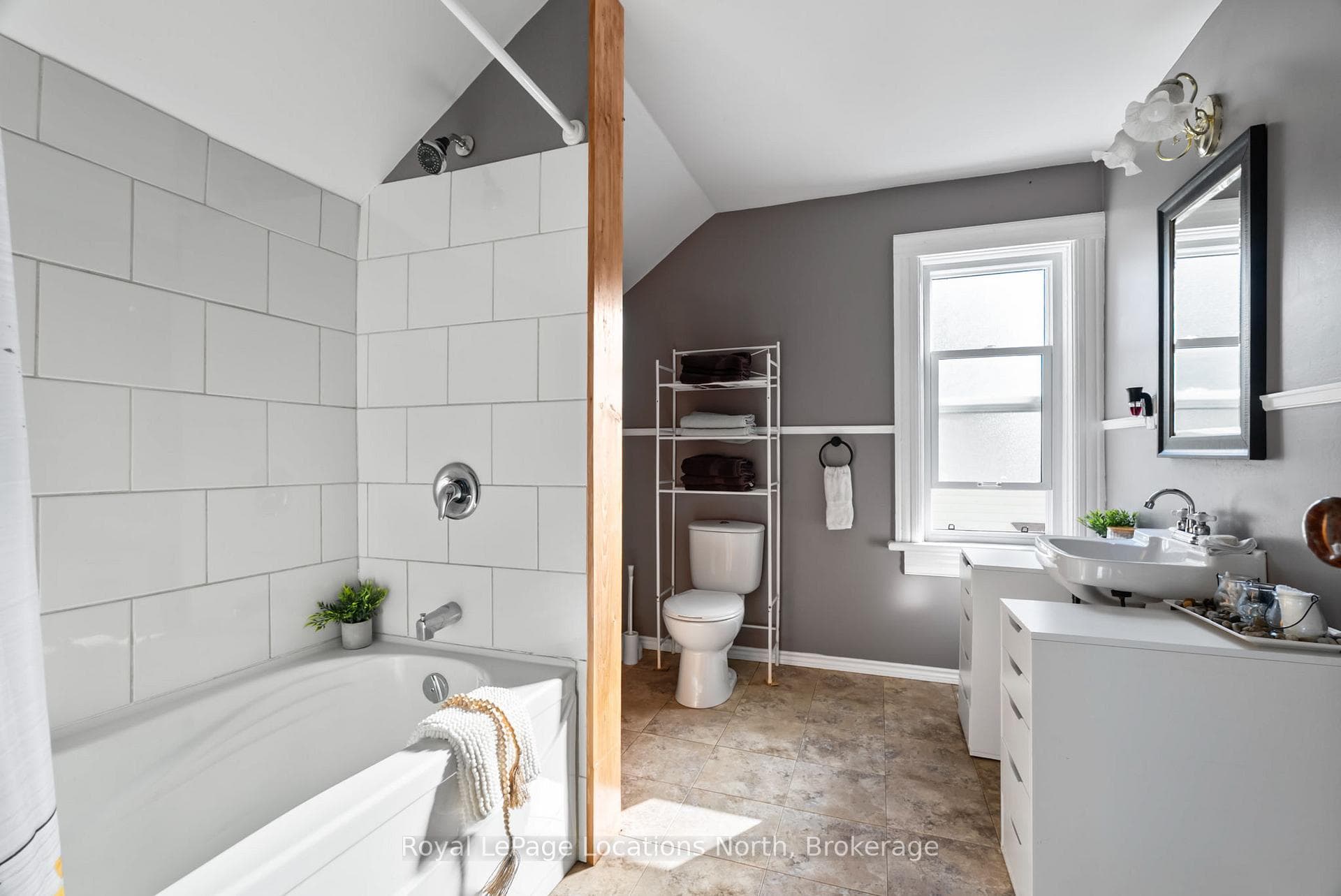 Spacious 4 pc bathroom