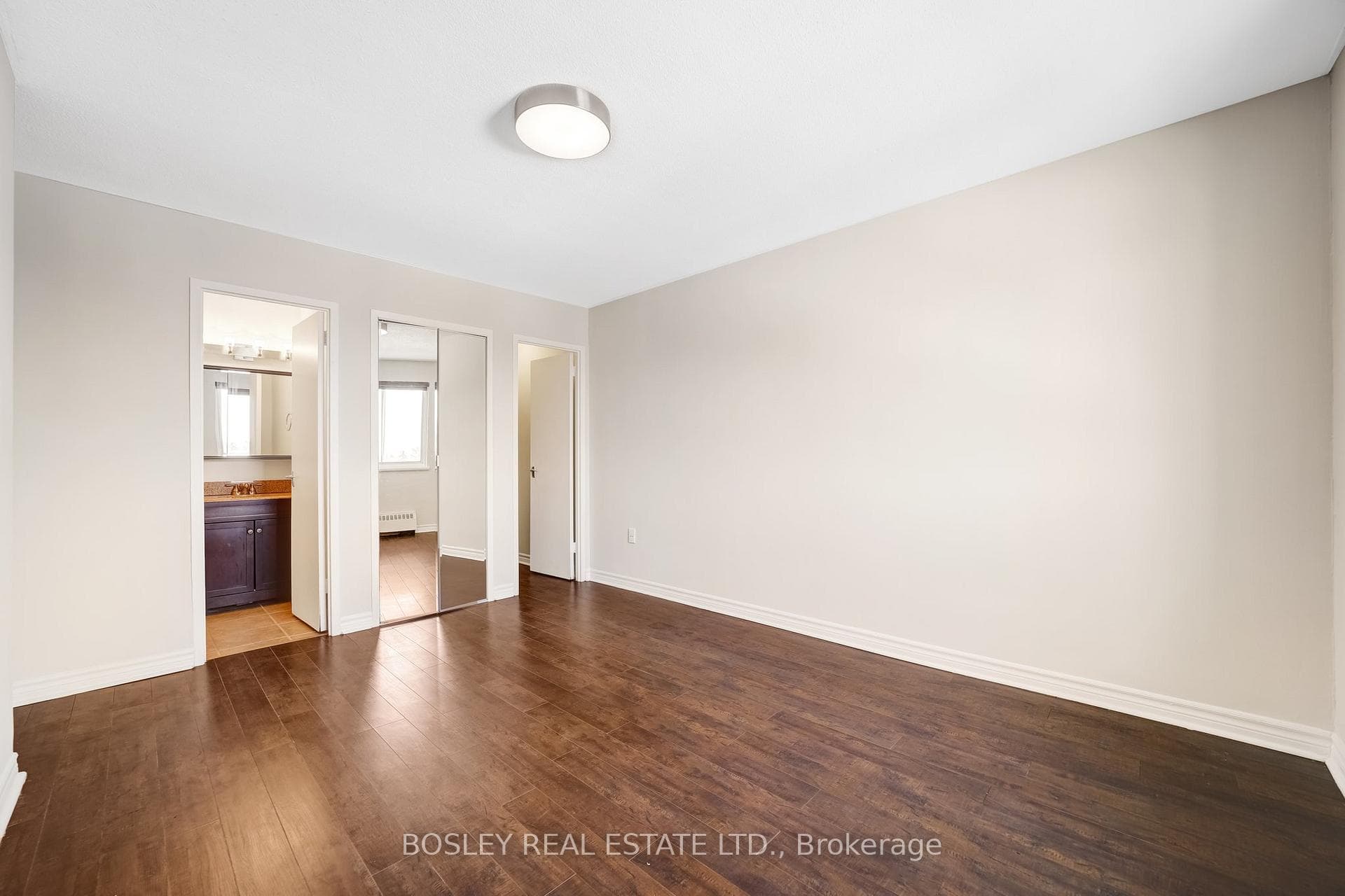 2485 Woking Crescent Unit 404 photo 11