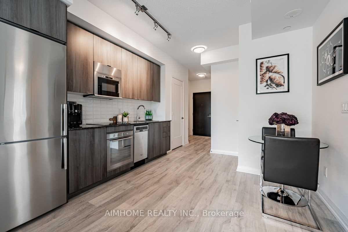 101 Erskine Avenue Unit 910 photo 6
