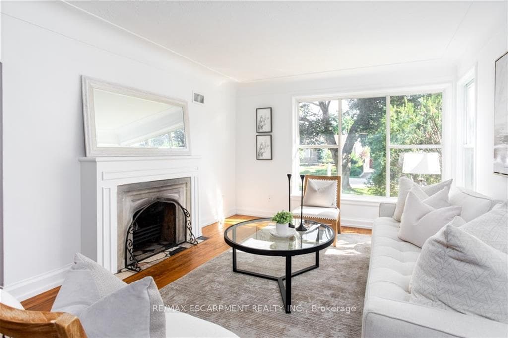 978 Kingsway Drive photo 3