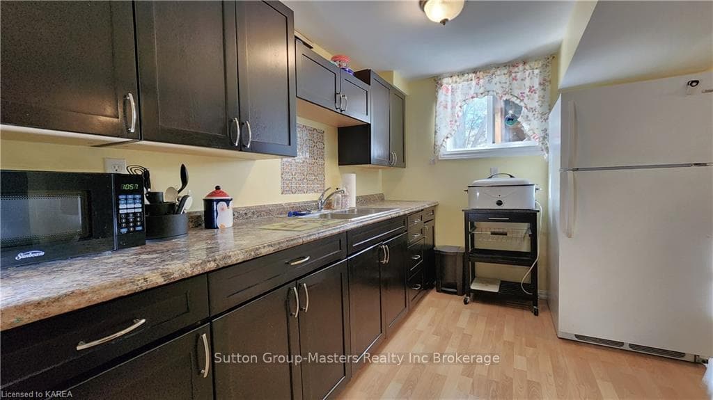 835 LARCHWOOD Crescent photo 32