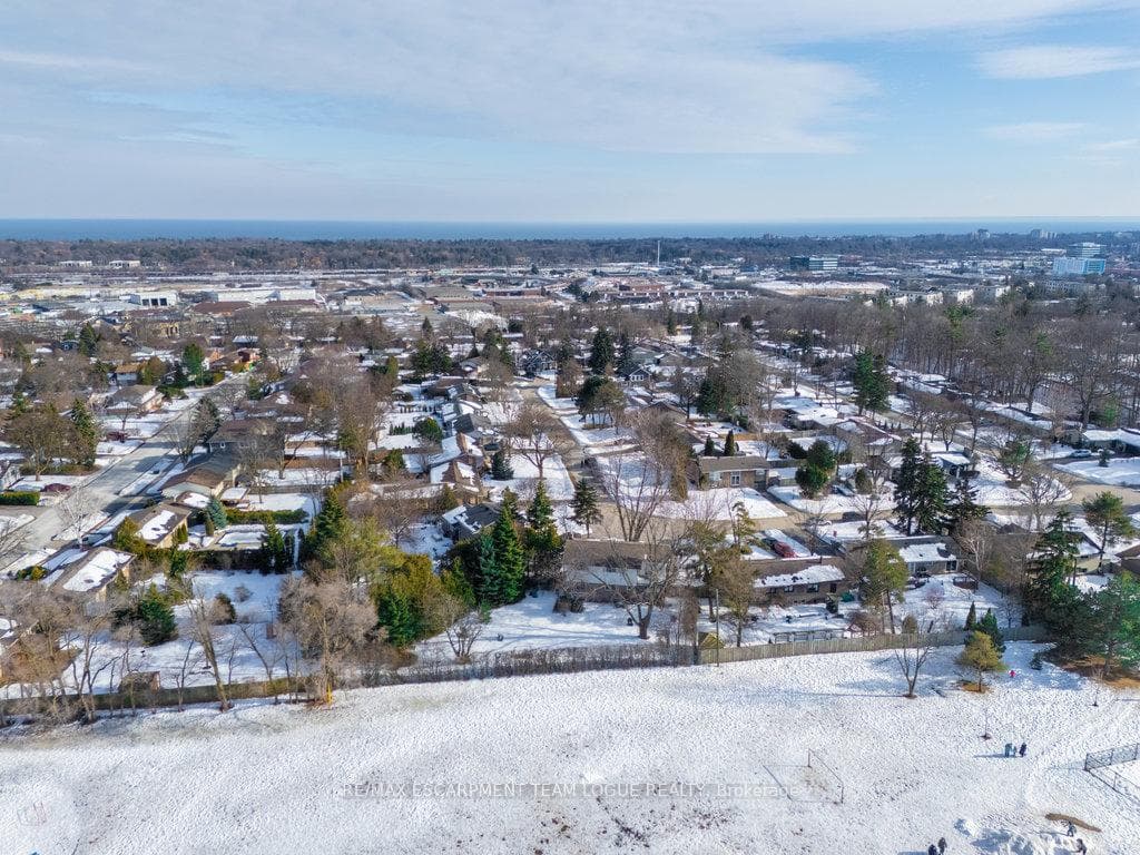 1292 Elgin Crescent photo 49