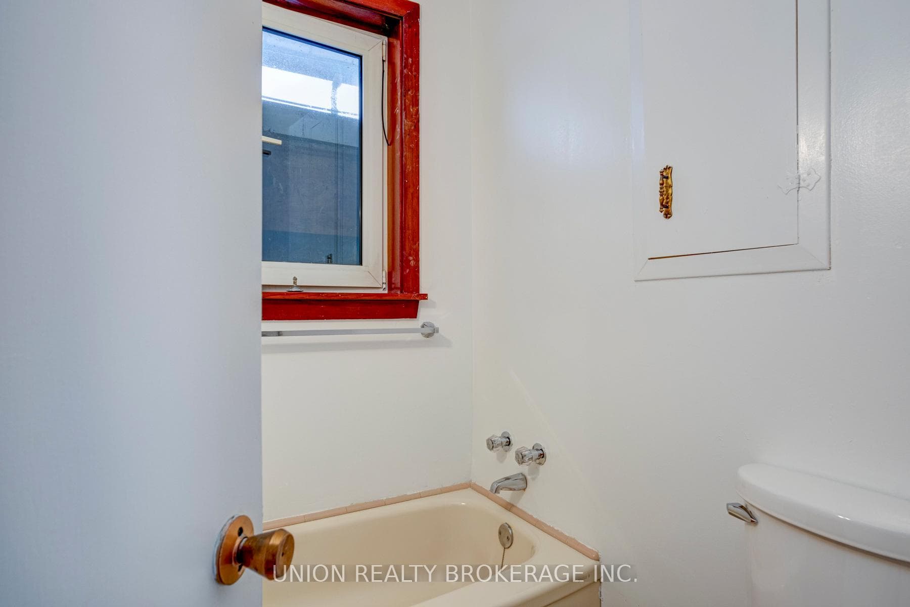 40 Red Deer Avenue photo 9