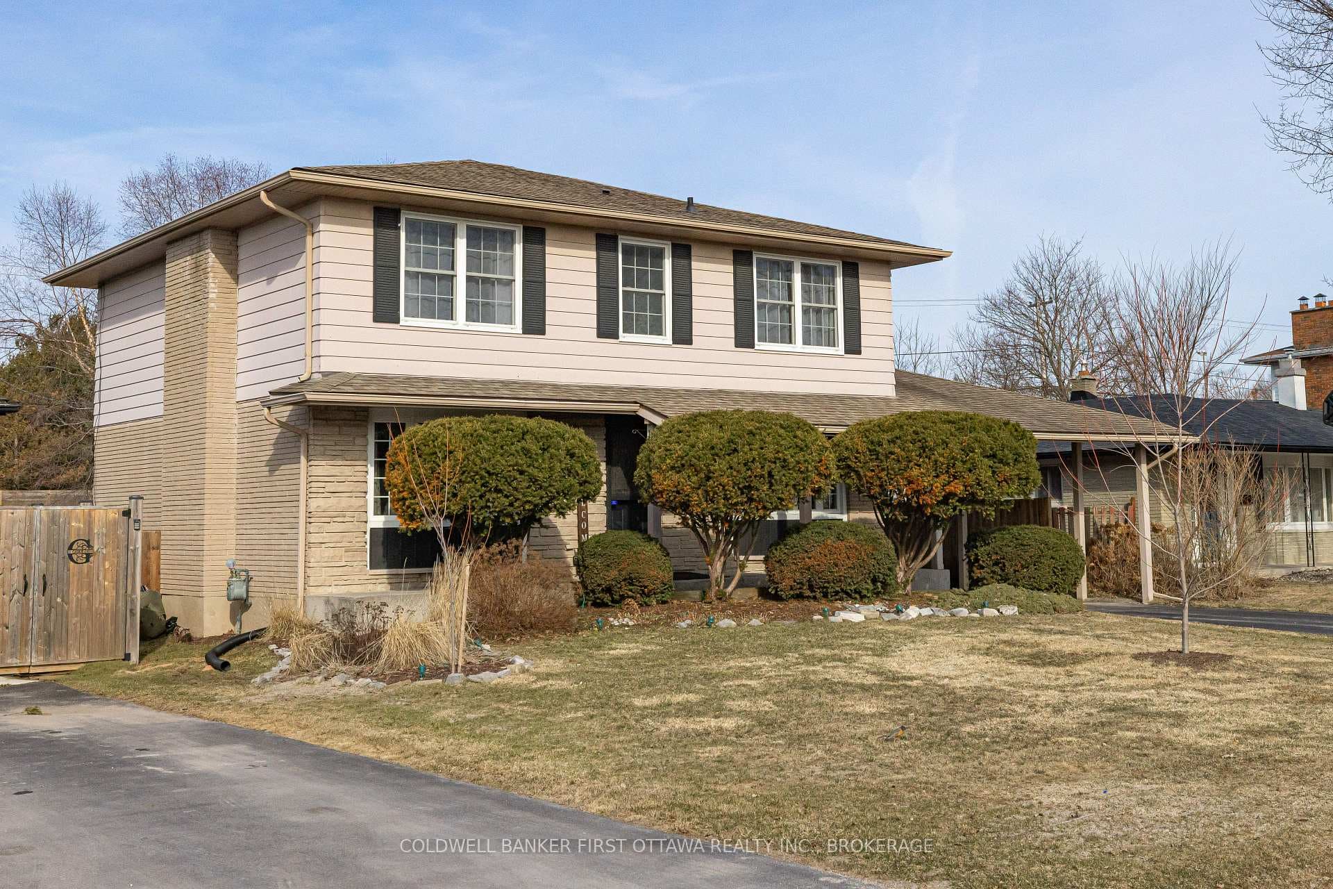 695 Laidlaw Crescent photo 3