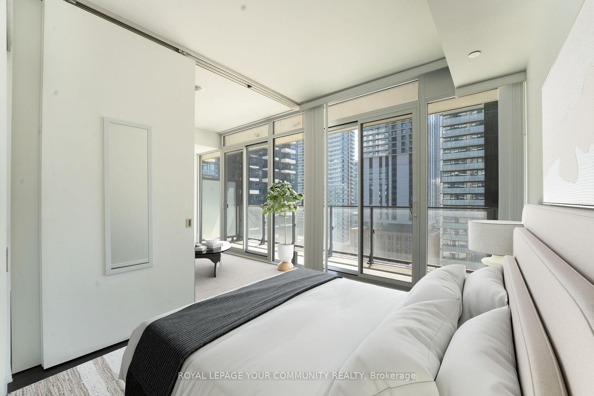 125 Peter Street Unit 1511 photo 4