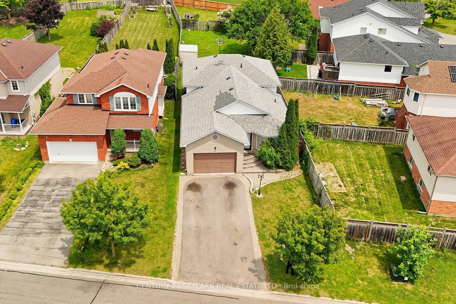 1922 Dalhousie Crescent photo 2