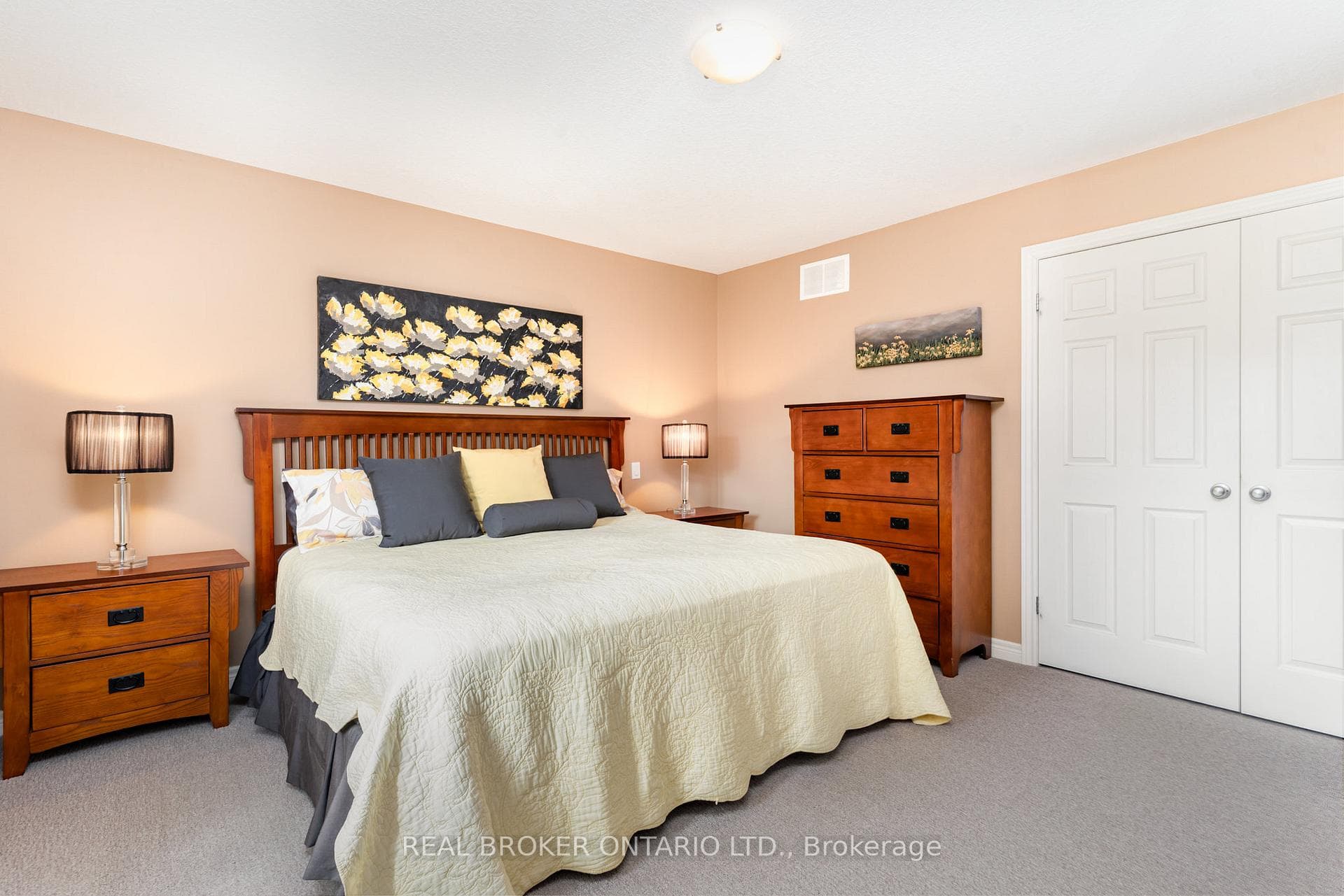 472 Countess Street photo 8