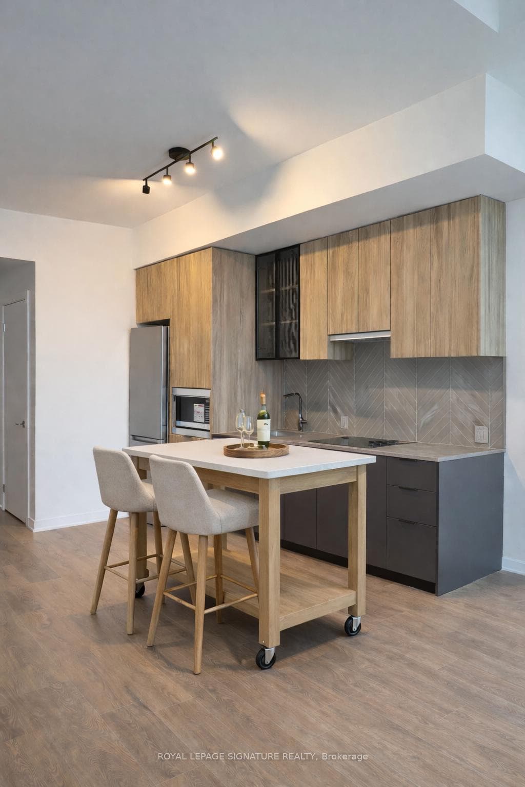1037 The Queensway N/A Unit 816 photo 2