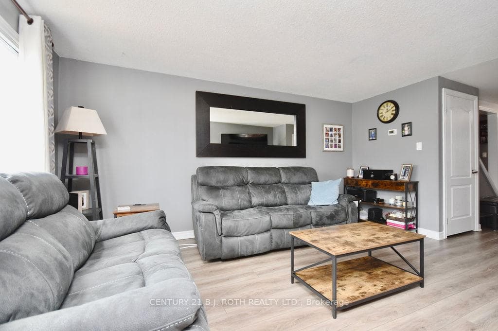 96 Mowat Crescent photo 7