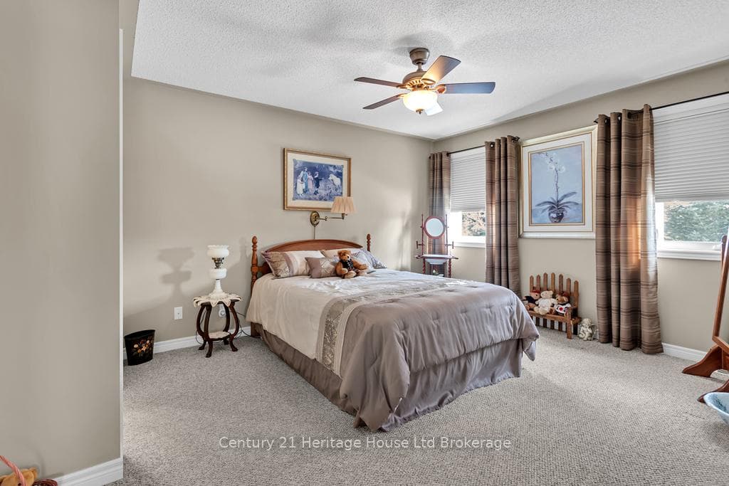 20 Hogarth Drive photo 13