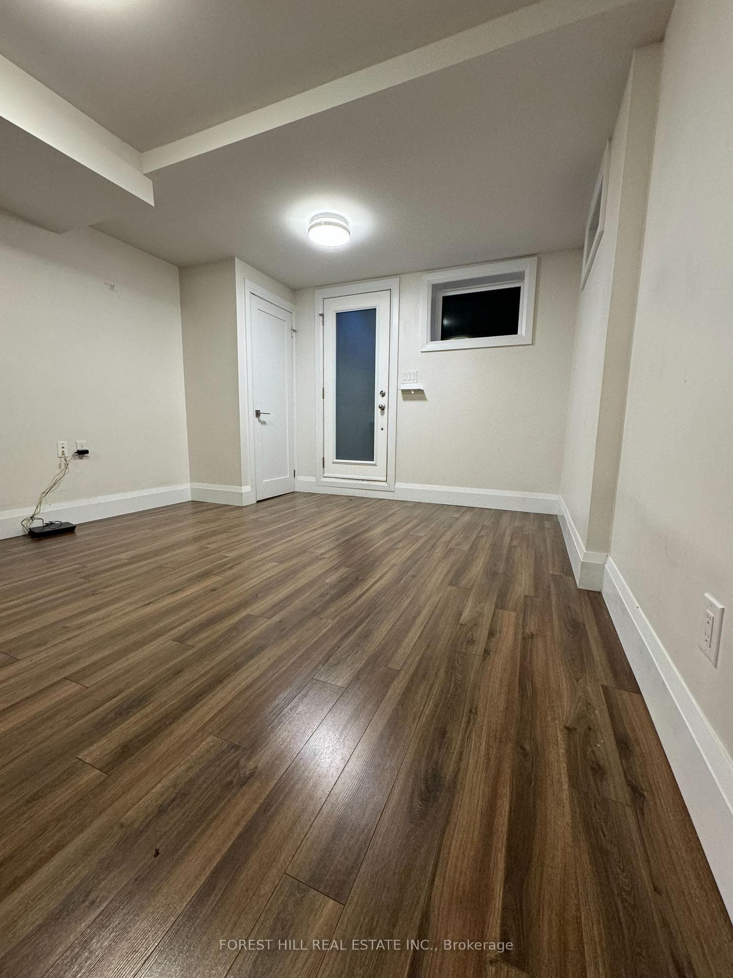 228 Montrose Avenue Unit Lower photo 2