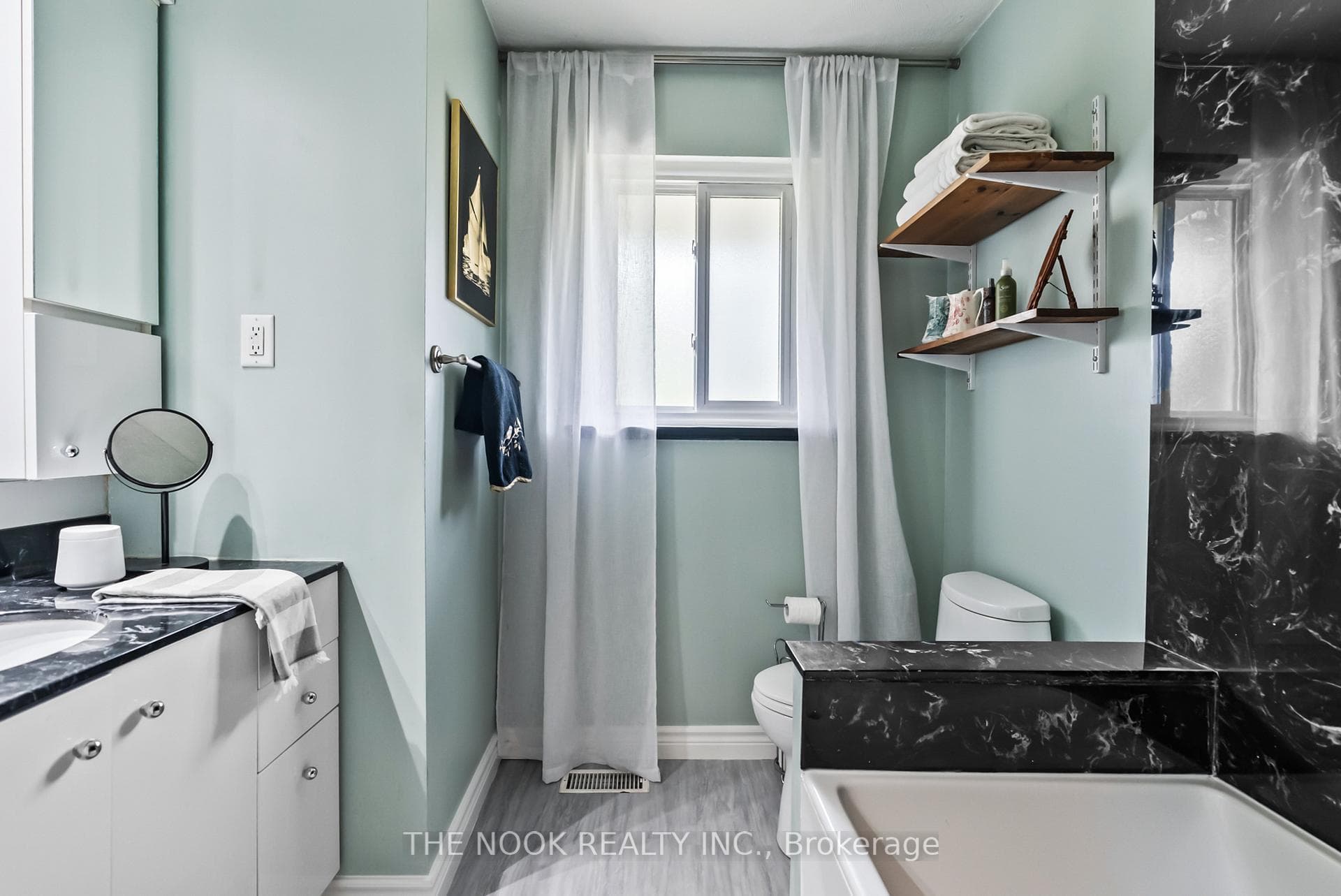 572 Wychwood Street photo 22