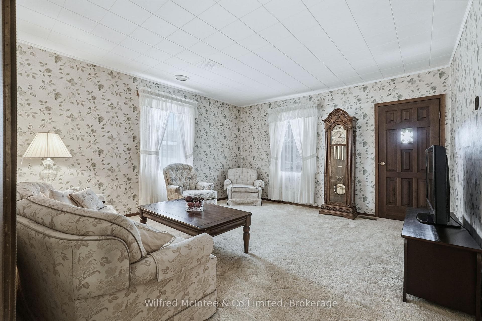 Spacious Living room